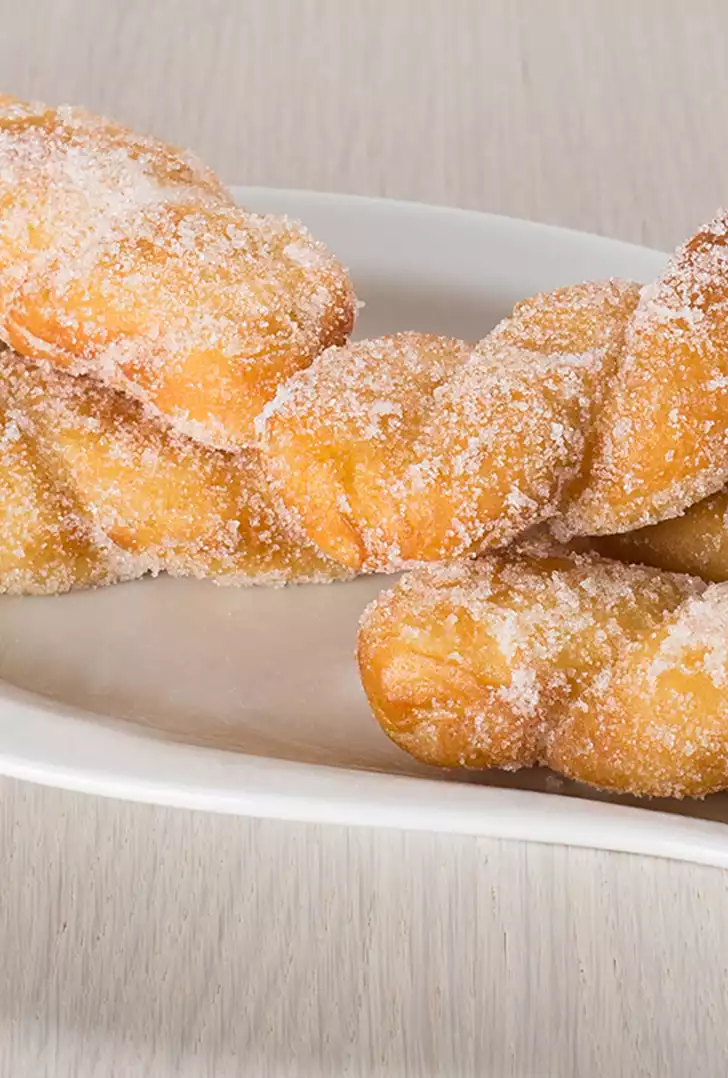 Frittelle di Carnevale intrecciate.jpg