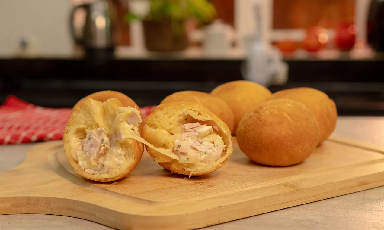 Bomba salgada de presunto e queijo