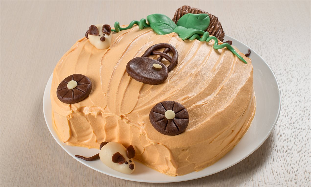 Torta con crema chantilly e marzapane