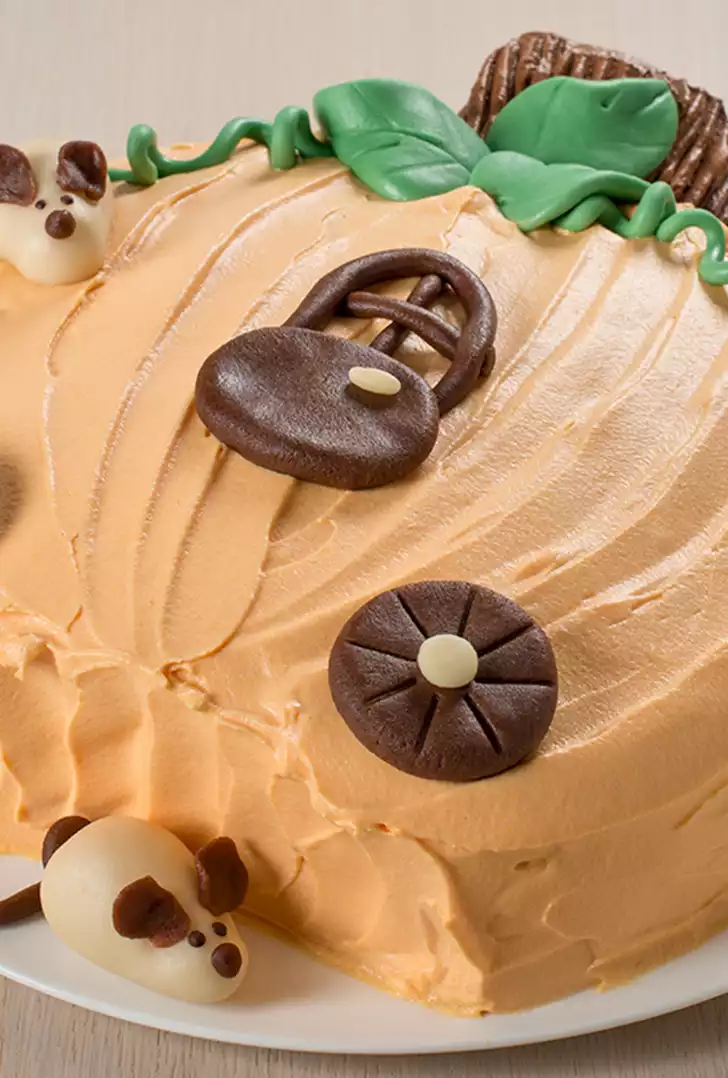 Torta con crema chantilly e decorazioni di marzapane.JPG