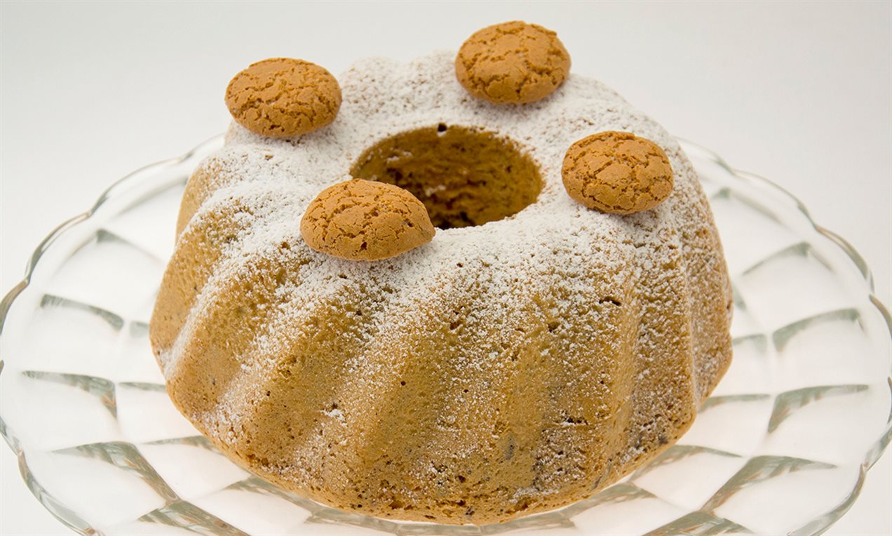 Ciambella con cioccolato e amaretti