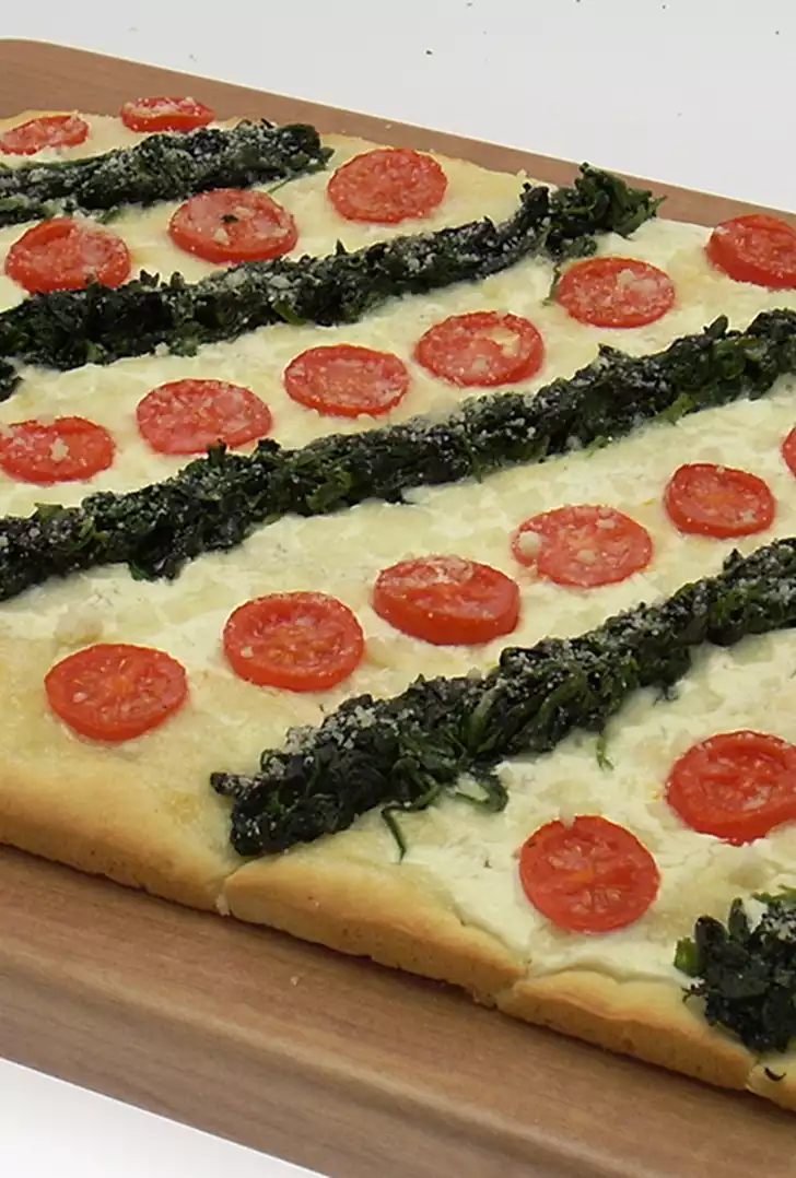 Focaccia-tricolore-con-spinaci,-mozzarella-e--pomodorini_DBricette.jpg