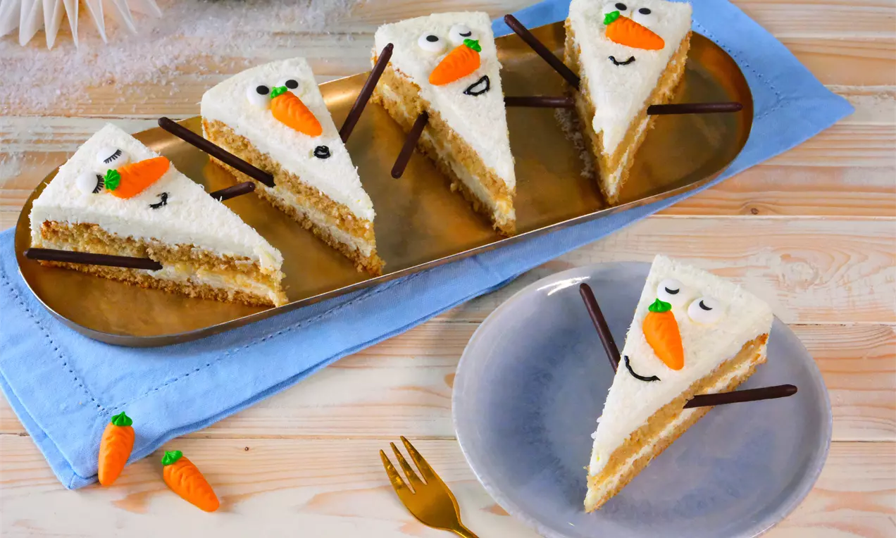 Eine niedliche Schneemann-Torte ganz einfach zubereitet. Eine leckere Kombination aus cremiger Mascarpone-Creme und Kokosraspeln mit niedlicher Verzierung.