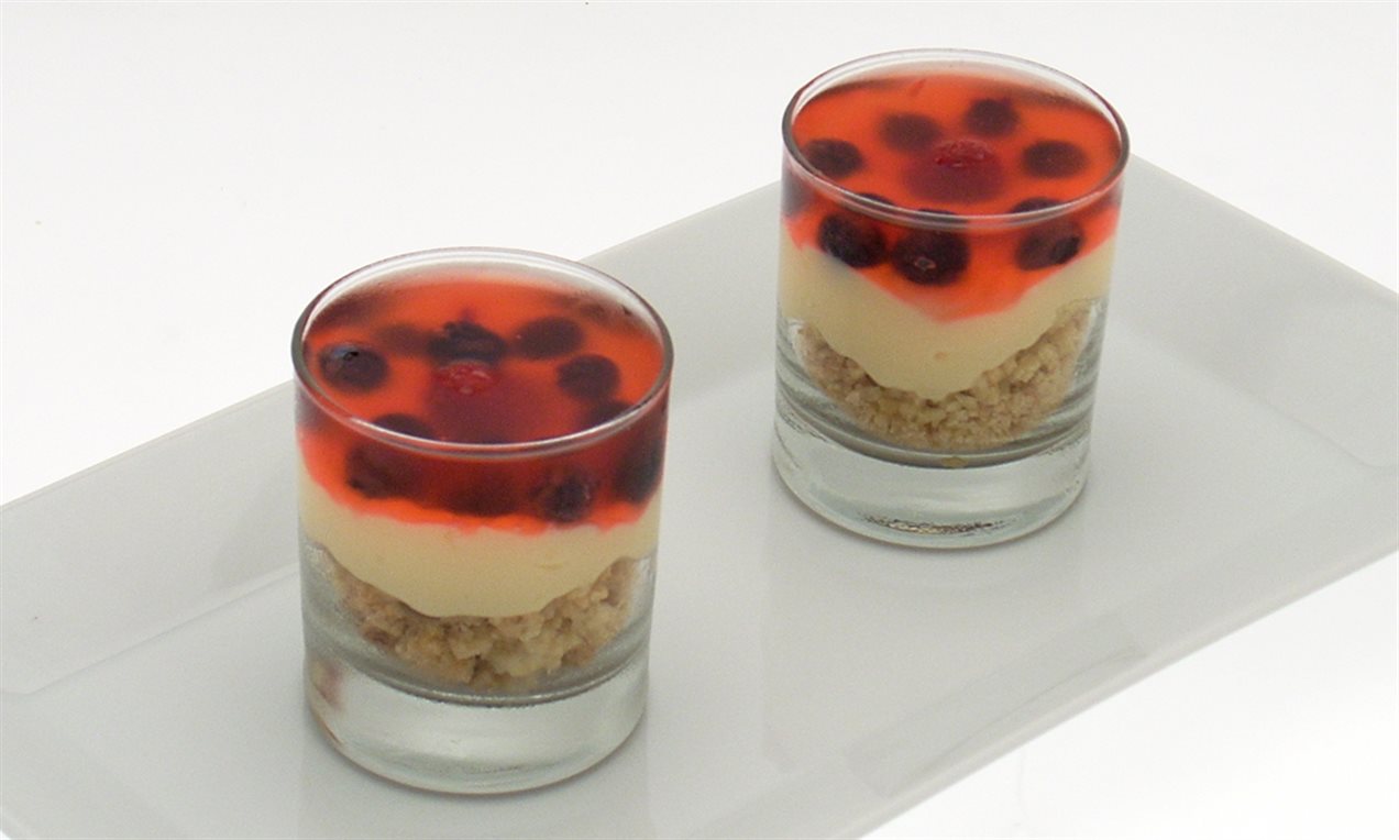 Dolce al cucchiaio con frutti di bosco e crema pasticcera allo yogurt