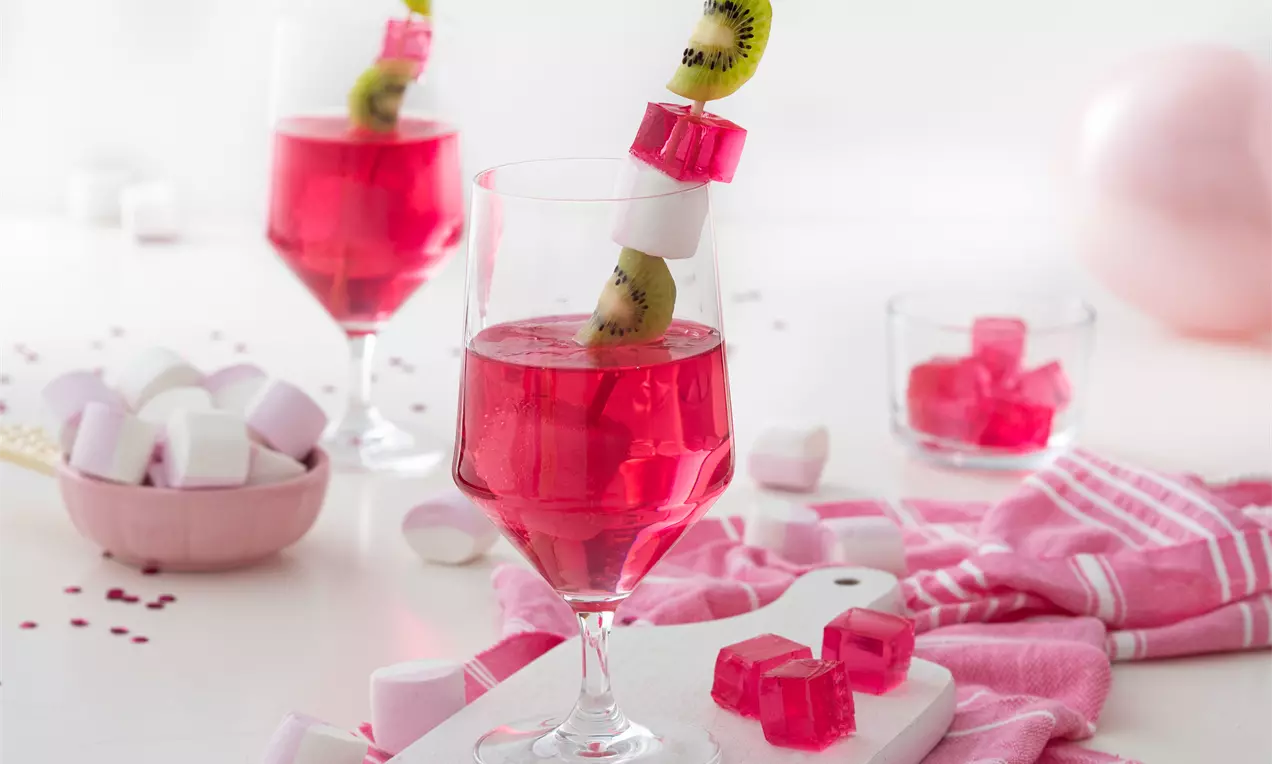 Fotografia przedstawia słodkie szaszłyki z galaretki