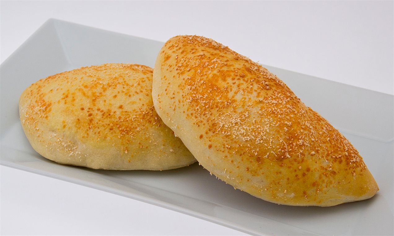 Calzoni ripieni di salame, mozzarella e ricotta