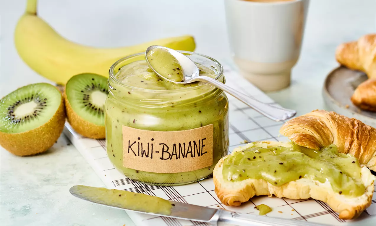 Rezept für 1 Glas mit Kiwi-Bananen-Marmelade ohne Kochen – fruchtiges Rezept mit süßer Banane und säuerlicher Kiwi. Schnell zubereitet, ideal fürs Frühstück oder als gesunder Snack.