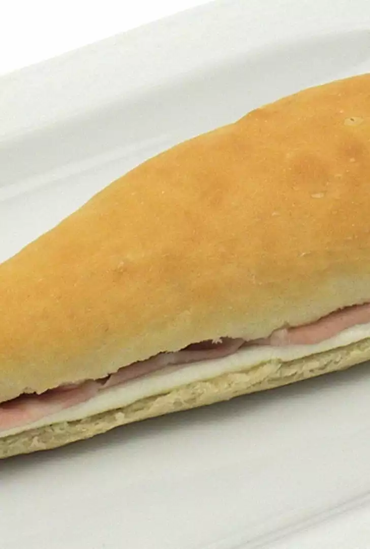 Filoncino-farcito-con-formaggio-e-mortadella_DBricette.jpg