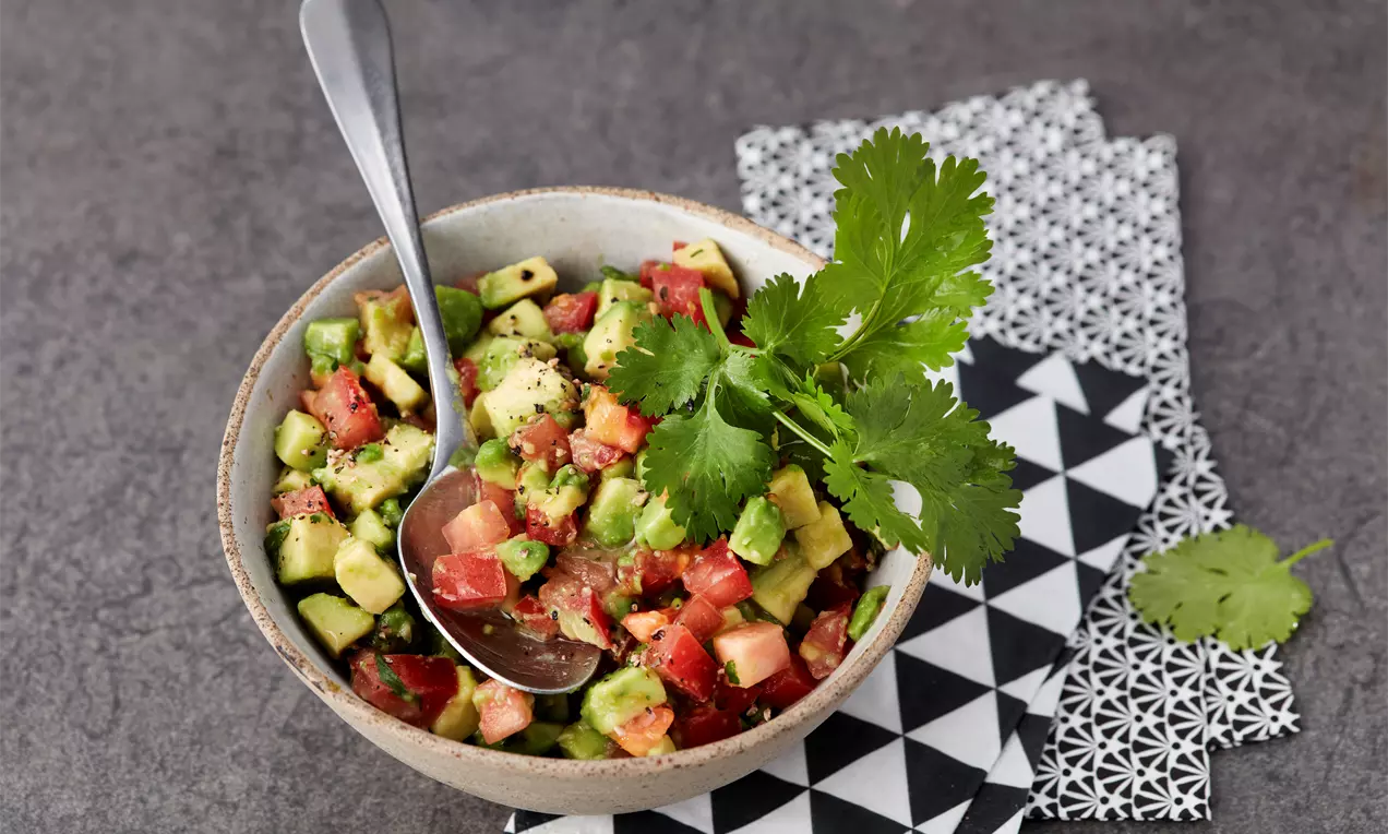Frische Salsa mit Avocado und Tomaten ist ganz leicht gemacht - schmeckt köstlich als Dip zu Nachos oder Taco Muffins. Beste Avocado Tomaten Salsa!