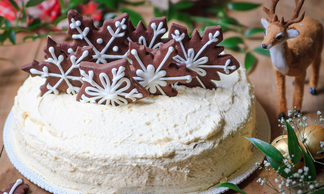 Torta con chantilly e fiocchi di neve