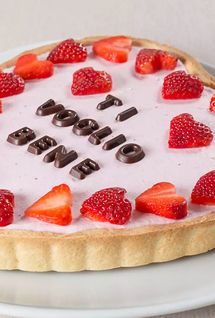 Crostata con Dolceneve e fragole per la festa della mamma.jpg