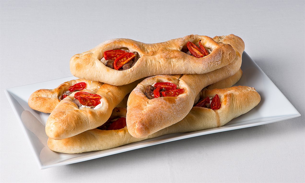 Panini mediterranei con salsiccia e pomodorini