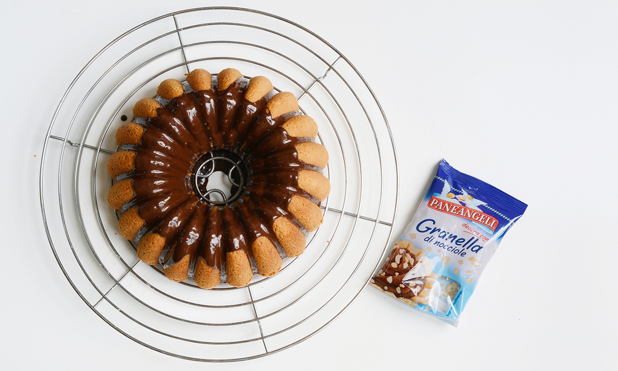 granella di nocciola bundt cake.JPG