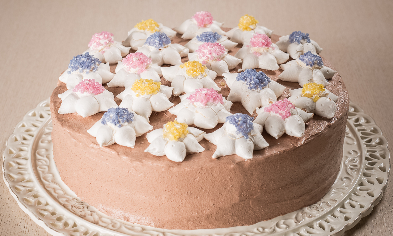 Torta con meringhe e gocce di cioccolato