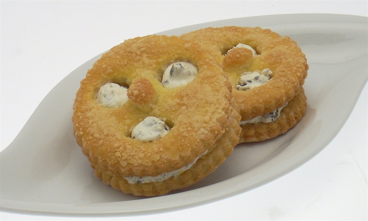 Biscottini salati alla crema di  formaggio e olive nere