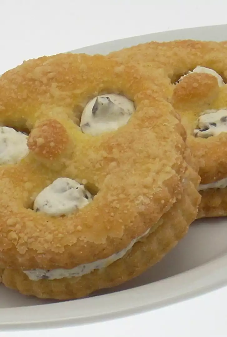 Biscottini-salati-alla-crema-di--formaggio-e-olive-nere_DBricette.jpg
