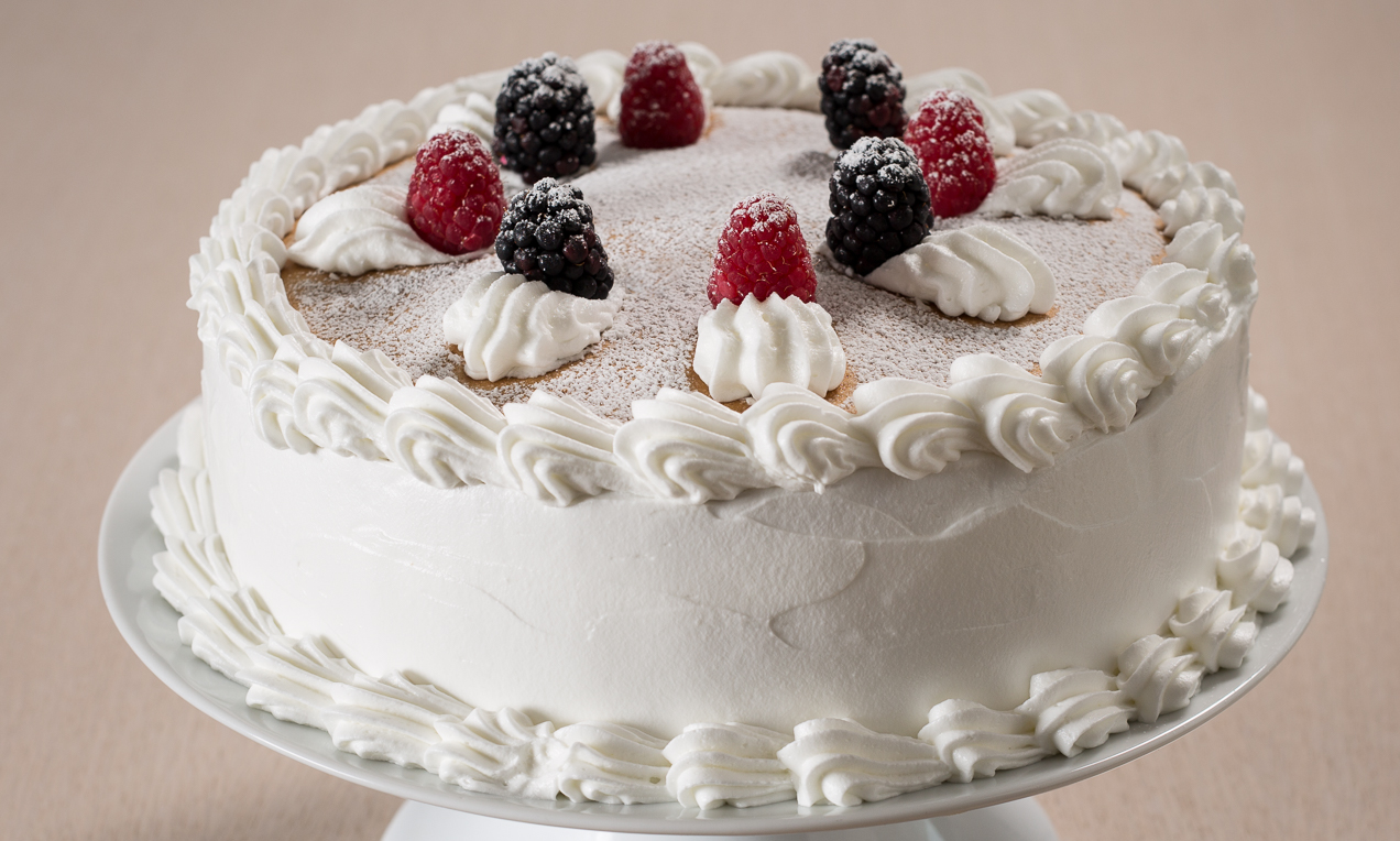 Torta farcita con crema pasticcera, more e lamponi