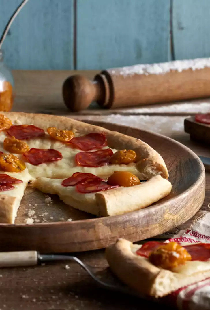 PIZZA SALAME PICCANTE POMODORINI GIALLI A MISURA.jpg