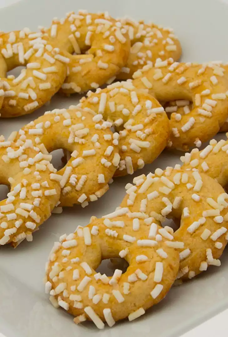 Biscotti-a-forma-di-ciambellina_DBricette.jpg
