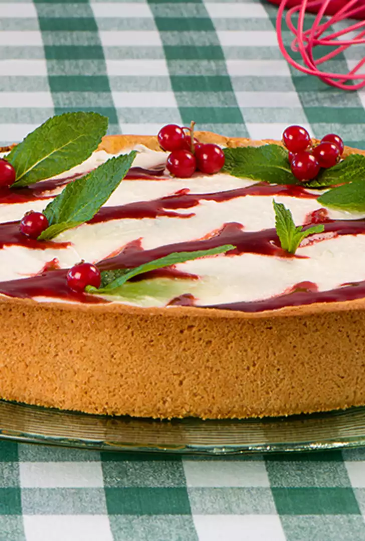 Cheesecake tricolore con guarnizione alla fragola.jpg