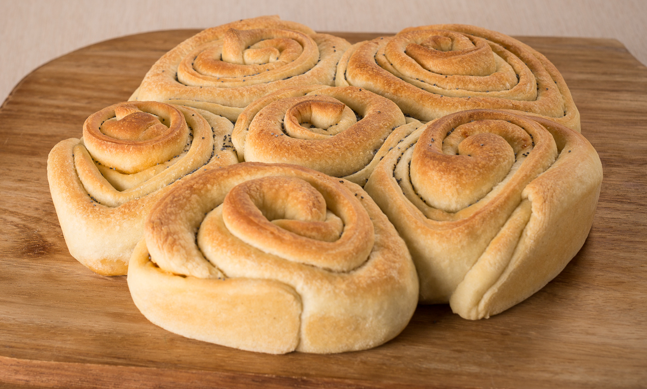 Torta salata di roselline di pane con olive e pomodori sott'olio