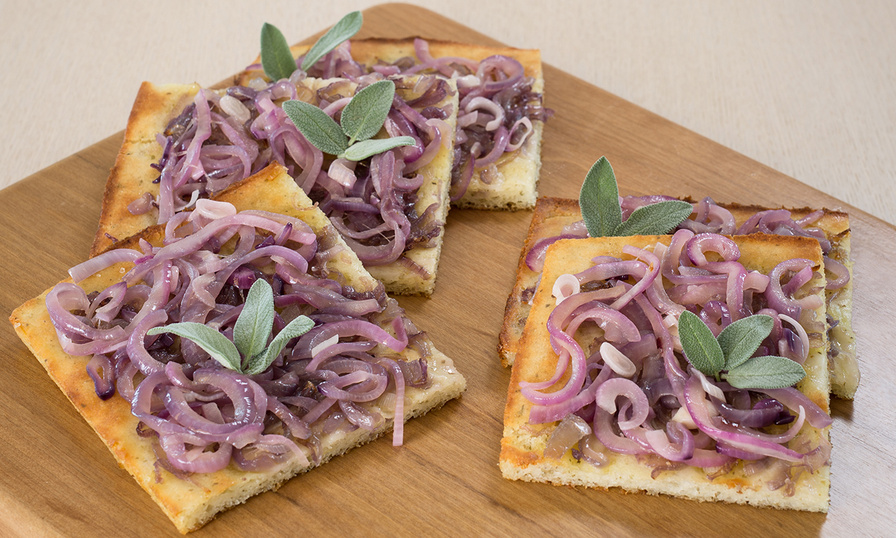 Focaccia senza glutine alle cipolle caramellate e salvia