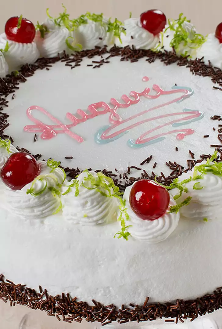 Torta di compleanno con crema chantilly e Dolceneve.jpg