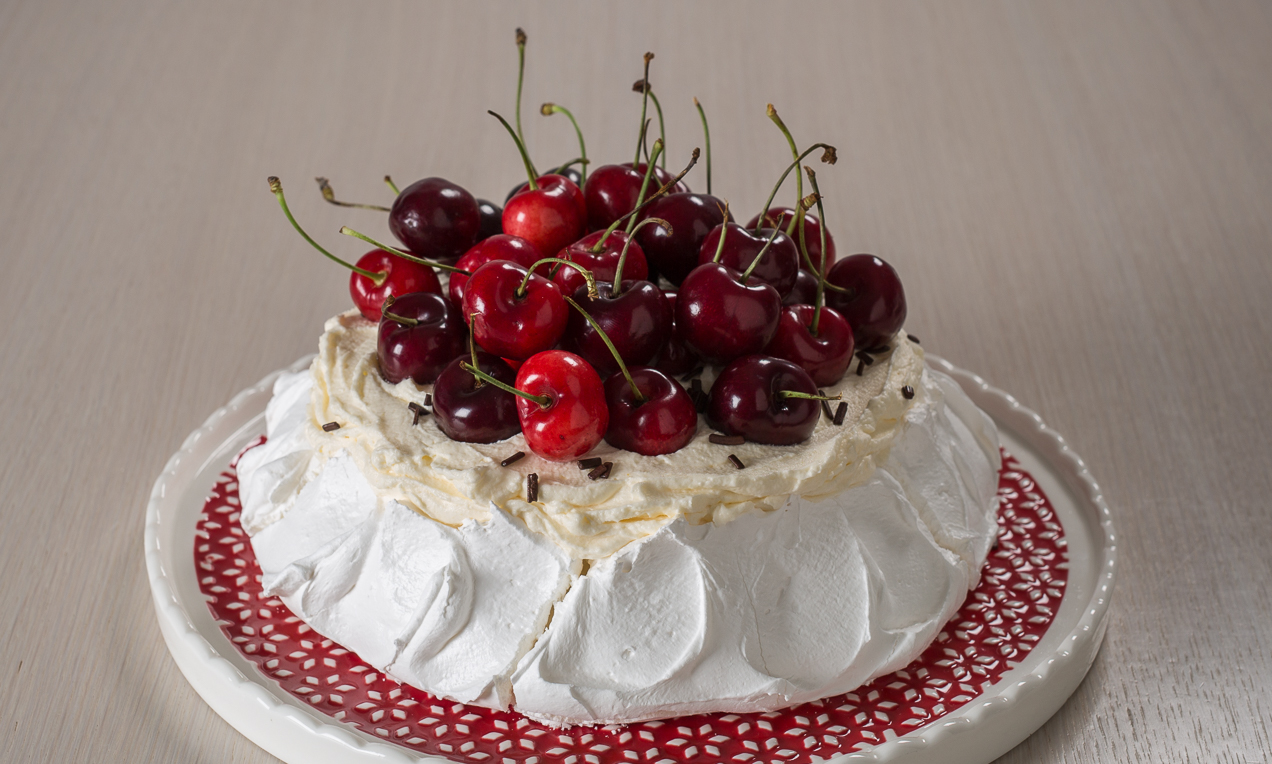Pavlova alle ciliegie