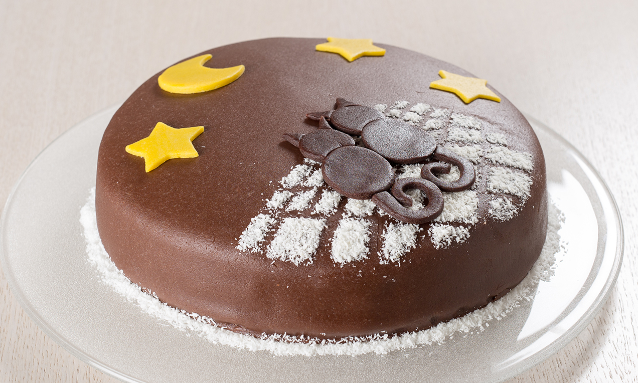 Torta al cioccolato con decorazioni di marzapane