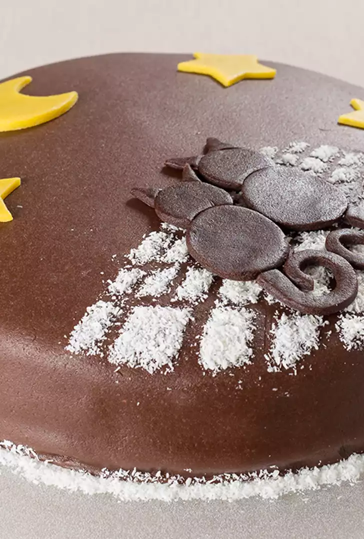 Torta al cioccolato con decorazioni di marzapane.jpg