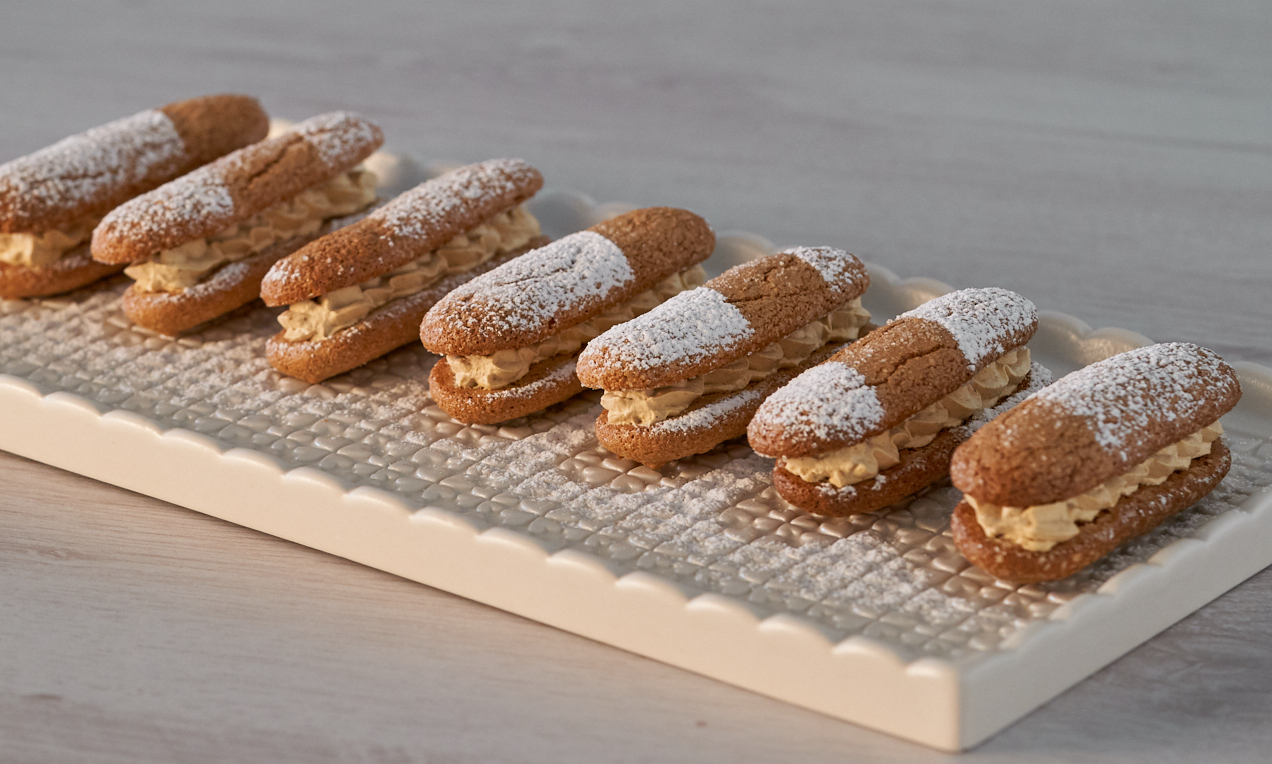 Biscotti al caffè con crema chantilly
