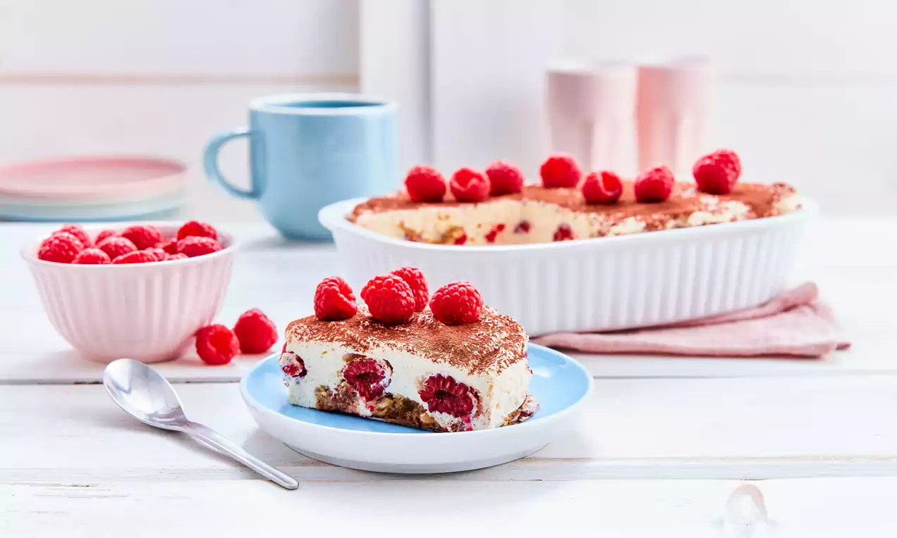 Himbeer-Tiramisu mit Mascarponecreme, frischen Himbeeren und Cantuccini – einfaches Dessert-Rezept als fruchtige Alternative zum klassischen Tiramisu.