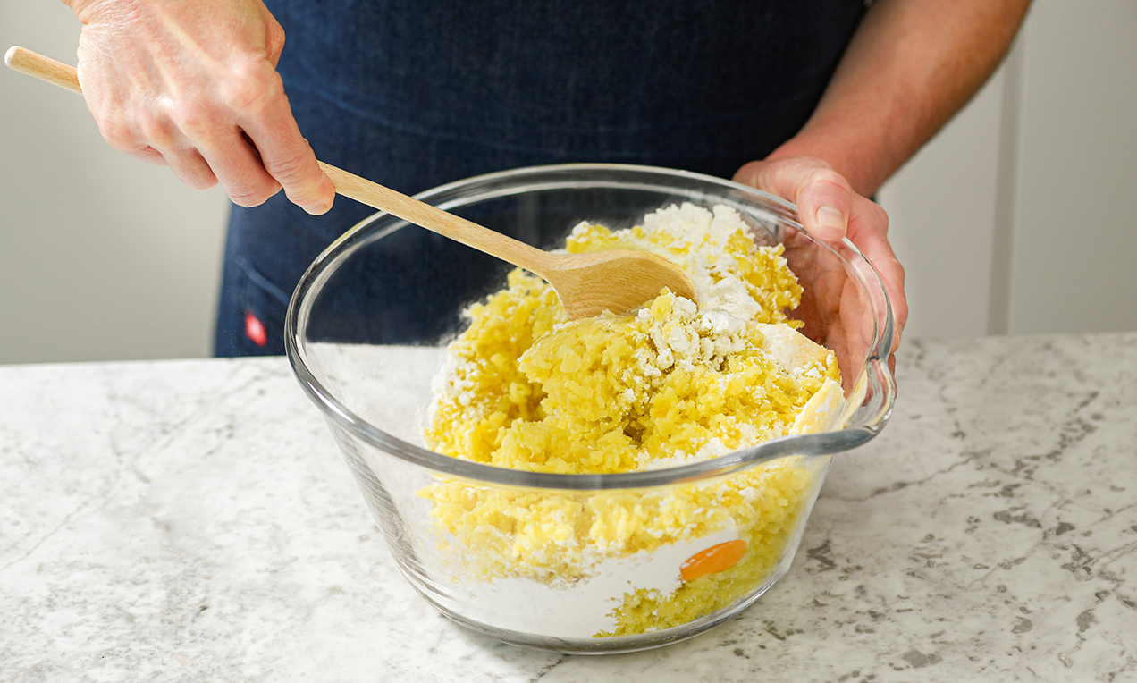 Knödel Zutaten umrühren DSC 3748 neu Ausschnitt
