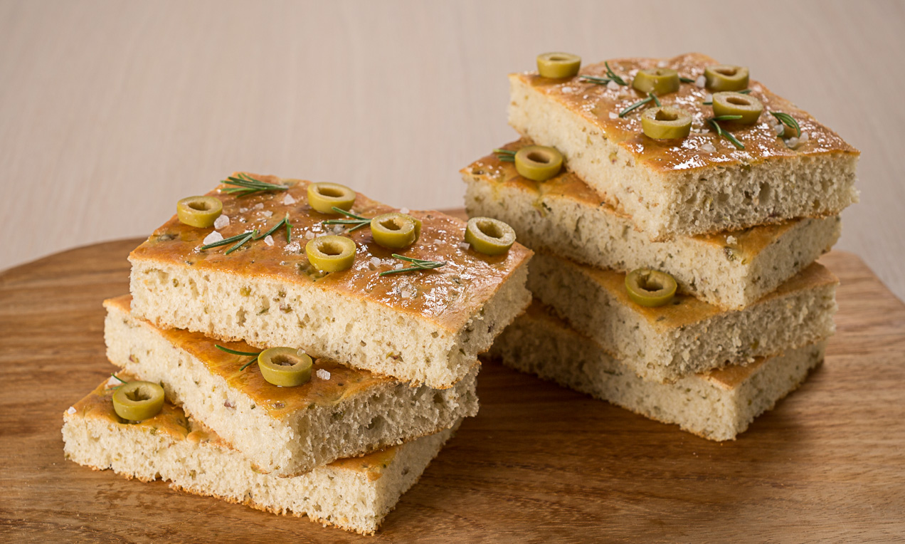 Focaccia alle olive e rosmarino