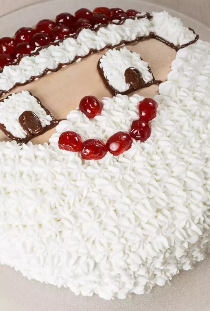 Torta di Natale alla crema pasticcera con ciliegie candite.jpg