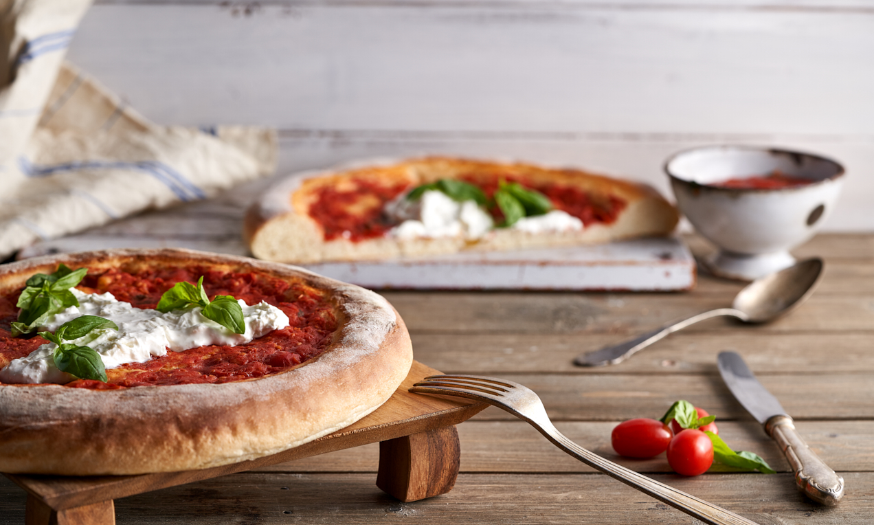 Pizza Margherita con stracciatella di burrata
