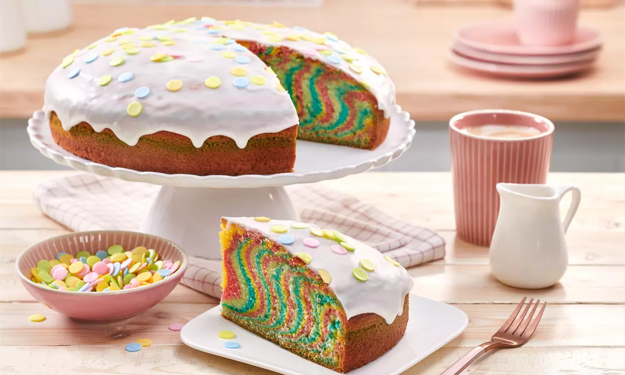 Bunter Kuchen mit farbenfrohem Rührteig – einfaches Rezept für saftigen Kuchen mit buntem Muster, ideal für Kindergeburtstag, Party oder als fröhlicher Hingucker.