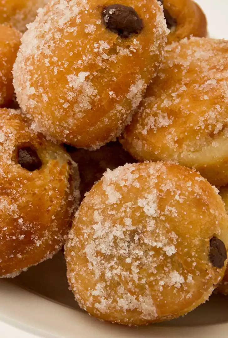 Mini-bomboloni-alla-crema-di-cioccolato_DBricette.jpg
