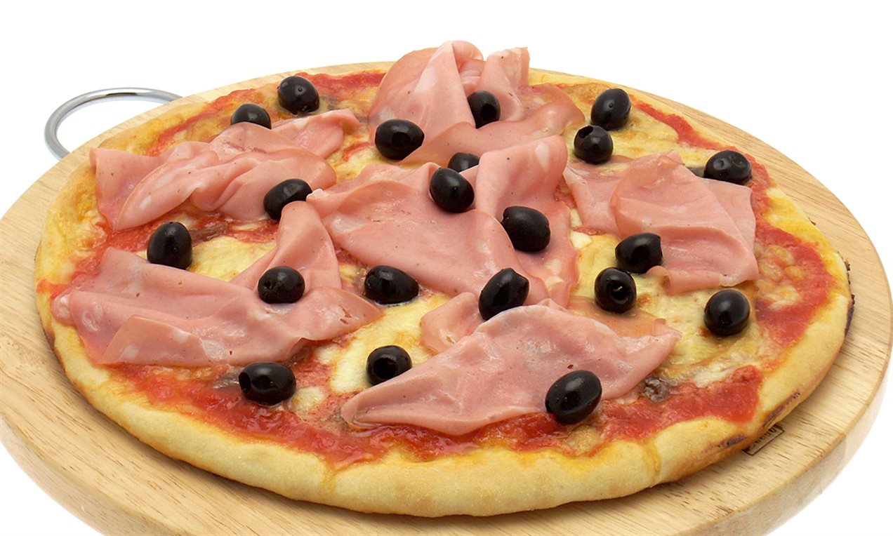 Pizza scamorza, mortadella e olive nere
