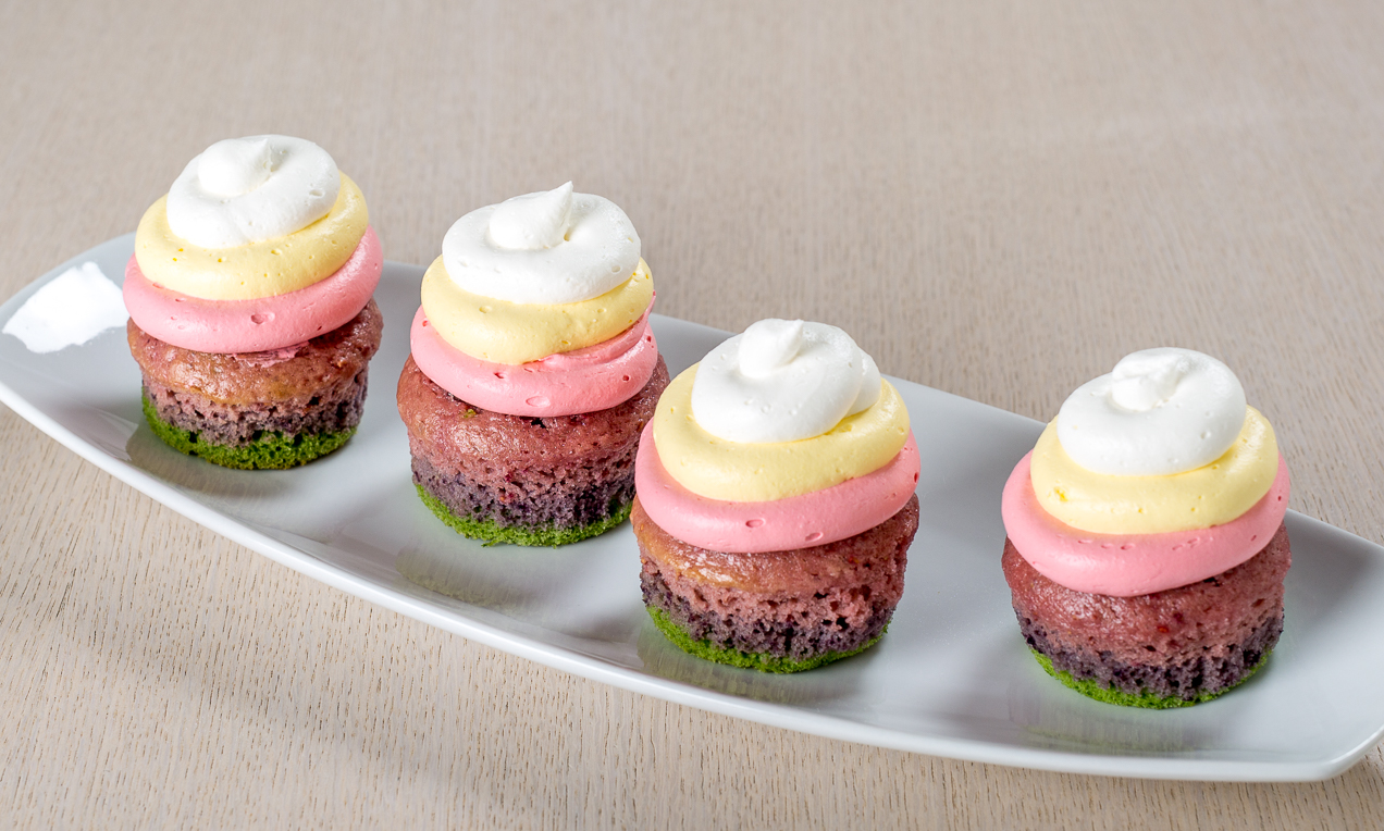 Rainbow cupcakes con spinaci, mirtilli e lamponi