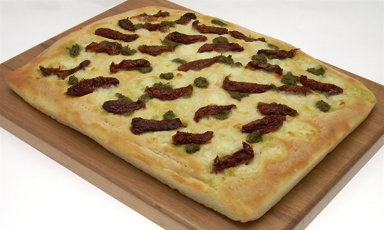 Focaccia caprese con pomodorini secchi, pesto e mozzarella