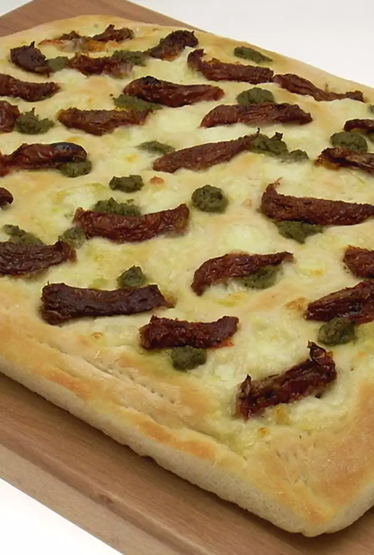 Focaccia-caprese-con-pomodorini-secchi,-pesto-e-mozzarella_DBricette.jpg