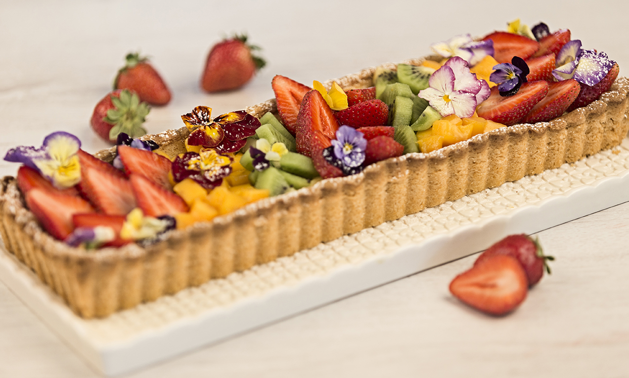 Crostata con frutta fresca e fiori