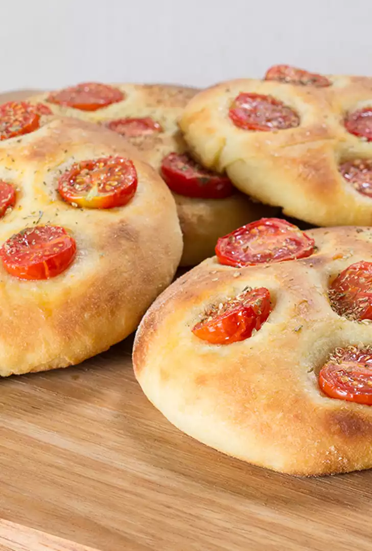 Focaccine pugliesi ai pomodorini.jpg