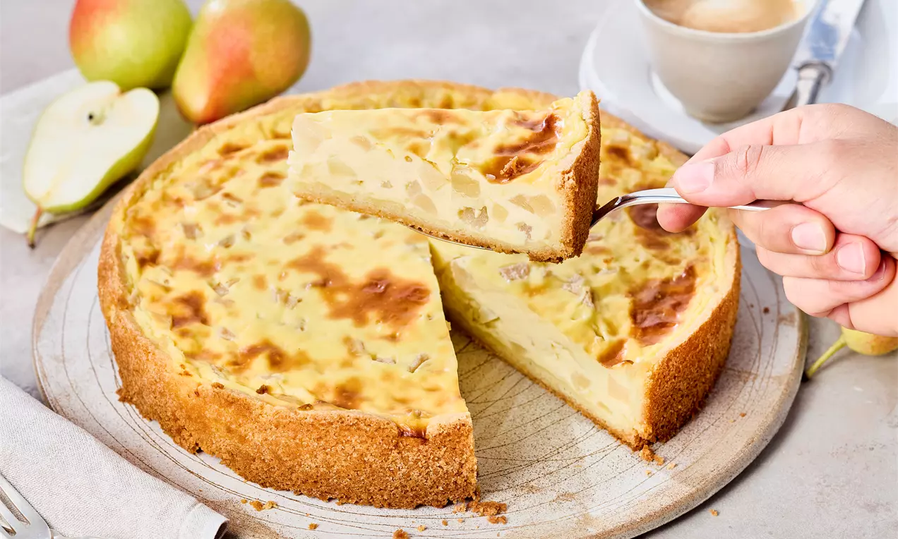 Birnen Pudding Kuchen mit Vanillepudding, frischen Birnen und Streuselteig – einfaches Rezept für fruchtigen Kuchen aus der Springform.