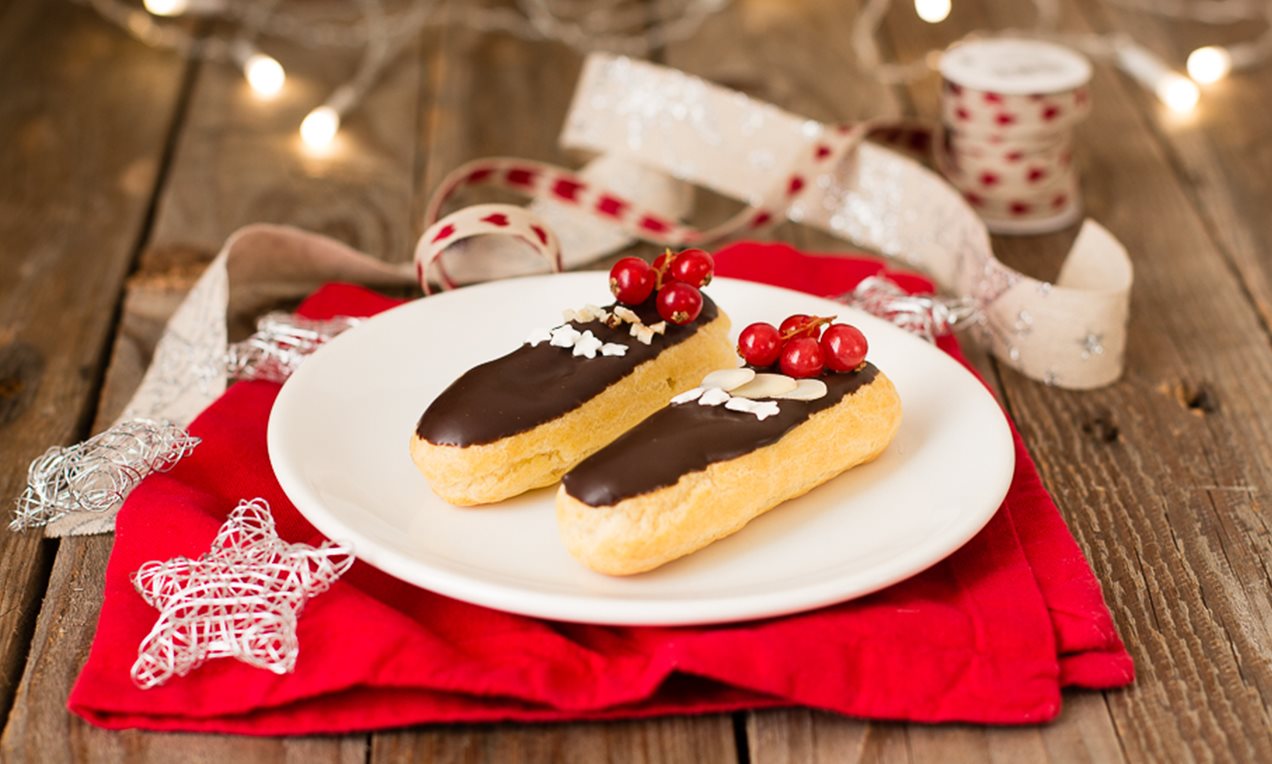 Éclair alla crema pasticcera e glassa al cacao