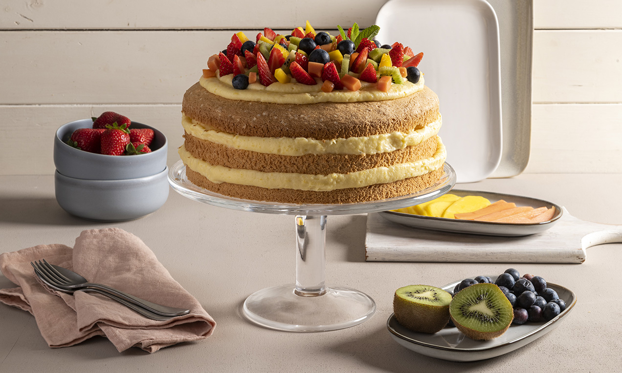 Pan di spagna con crema pasticcera e frutta fresca