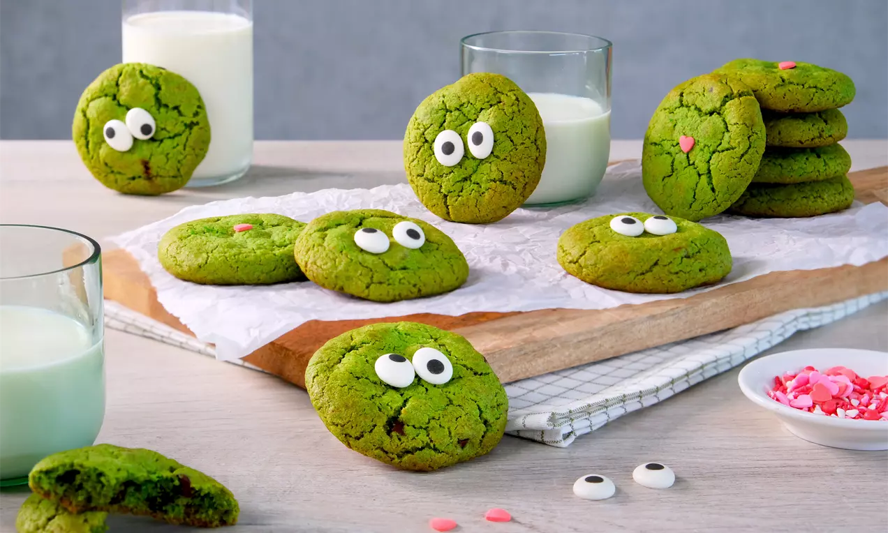 Grinch Cookies mit Pandan Paste und kreativer Verzierung – grünes Weihnachtsgebäck einfach backen und dekorieren, perfekt als süßer Hingucker zum Fest.