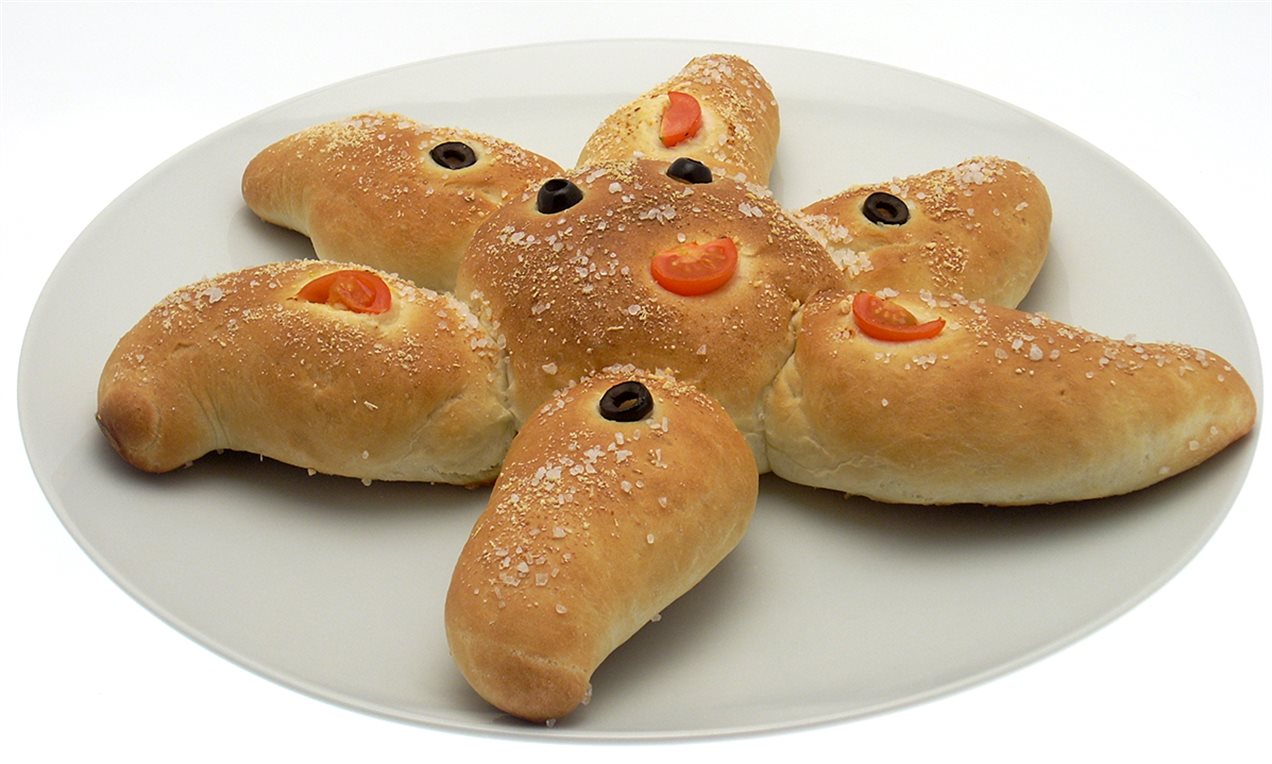 Pane a forma di sole con pomodorini e olive