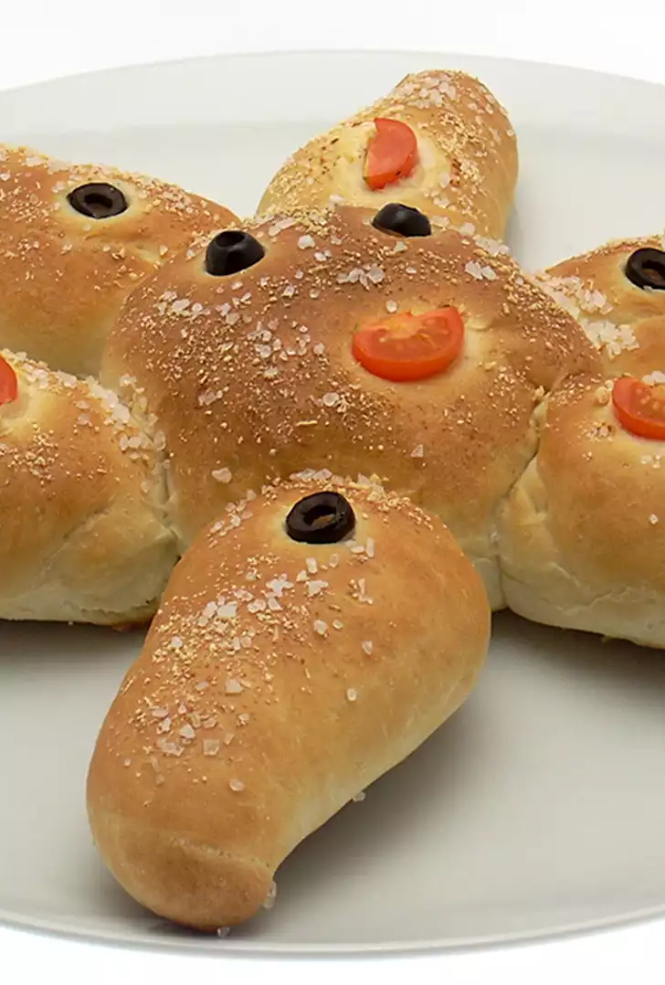 Pane-a-forma-di-sole-con-pomodorini-e-olive_DBricette.jpg